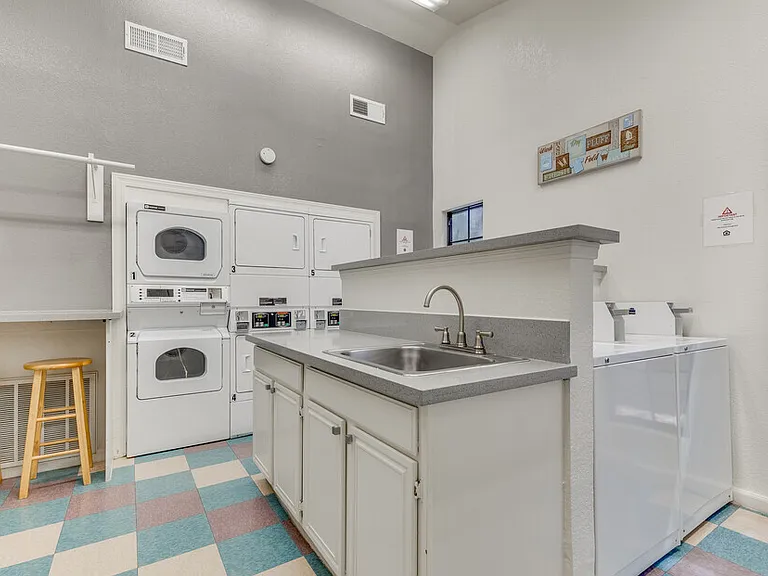 Villa Montana Apartments — Photo 29