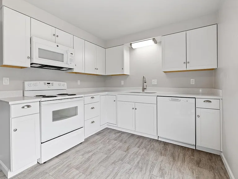 2556 Hill St SE — Photo 3