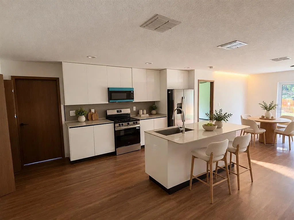 3 bed, 2.0 bath, 1270 sqft, $2,350 — Photo 2