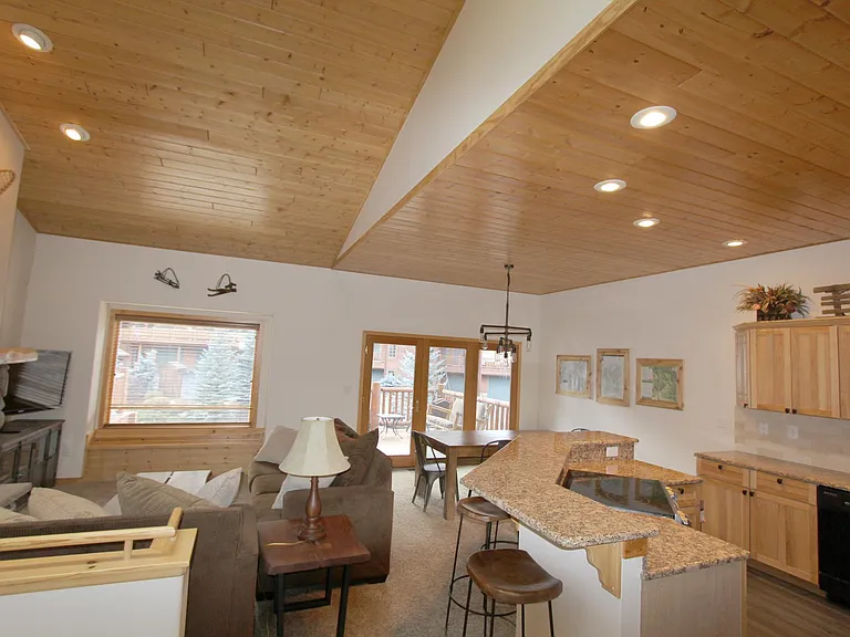 104 Clover Ln — Photo 3