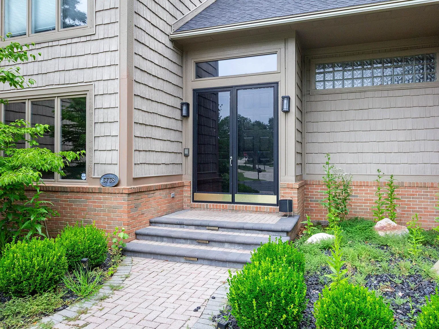 4 bed, 5.0 bath, 3415 sqft, $3,950 — Photo 2