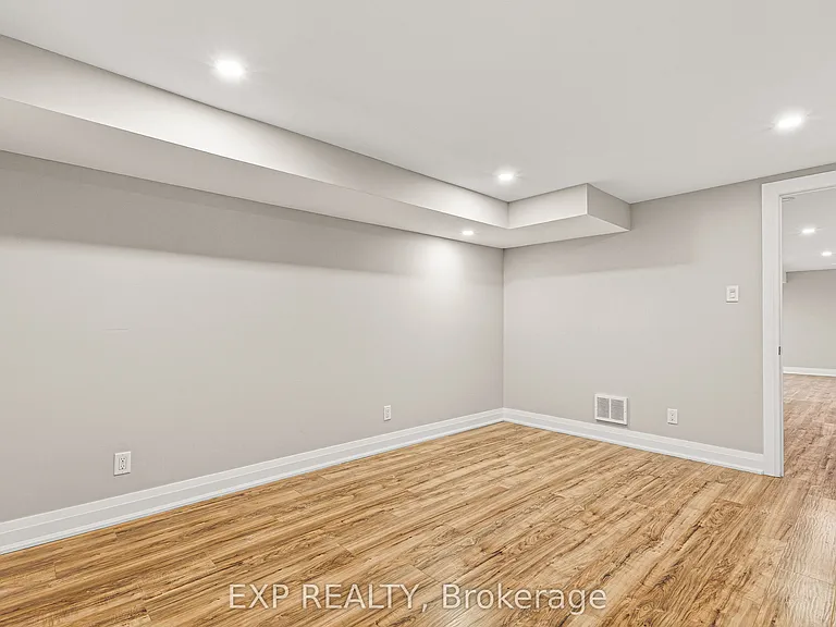 10 Queen Anne Cres — Photo 35