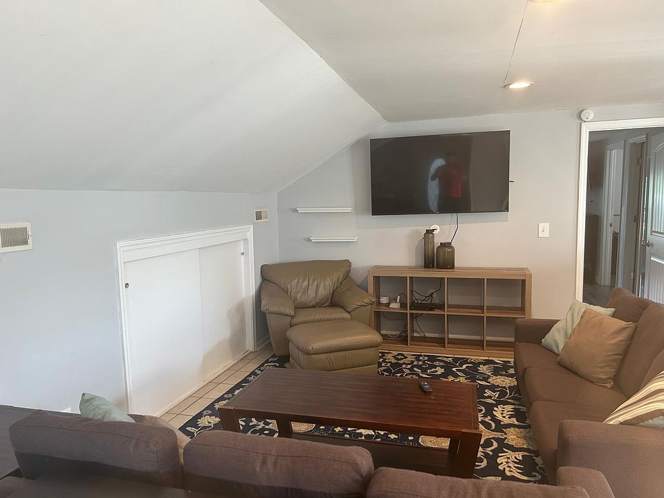 1st image of 514 Eastview Cir #C