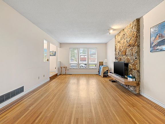 5th image of 10760 Seamount Rd