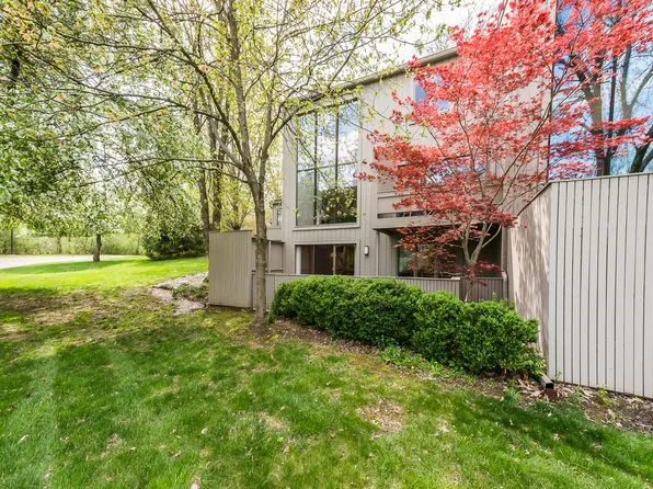 2102 Overlook Ct, Ann Arbor, MI 48103