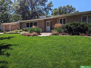 916 Crestridge Rd, Omaha, NE 68154