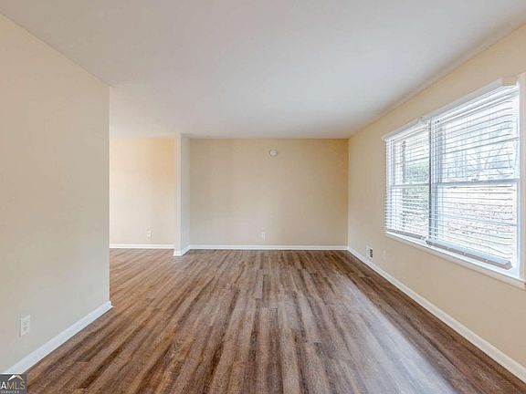 4th image of 2202 Troutdale Dr