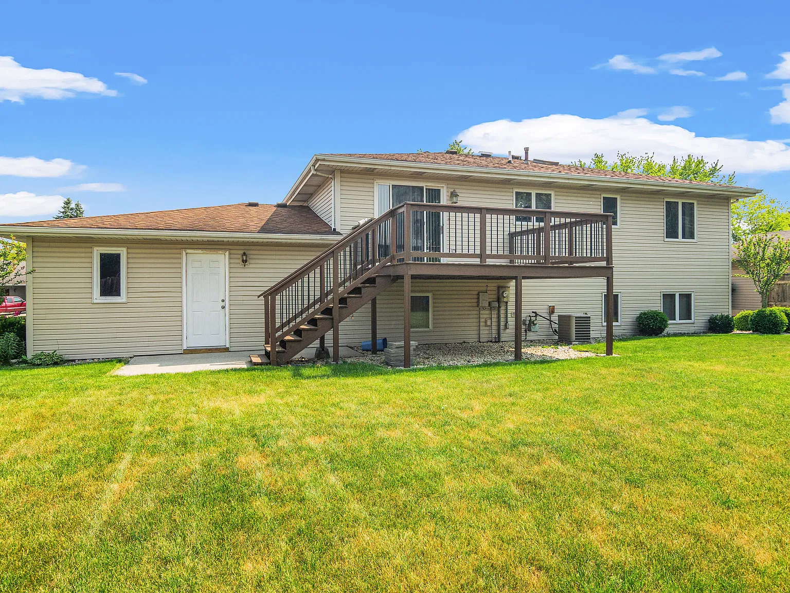 4 bed, 2.5 bath, 2308 sqft, $2,650 — Photo 3