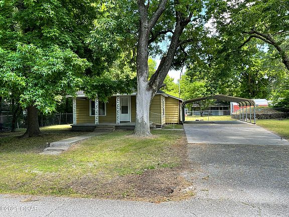 2nd image of 828 Wyandotte Ave