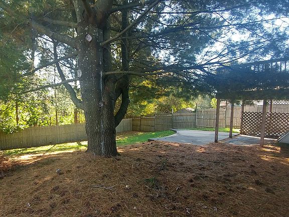 Private fenced in yard!!