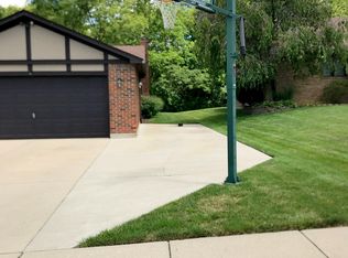 1048 Woods View Ct, Miamisburg, OH 45342