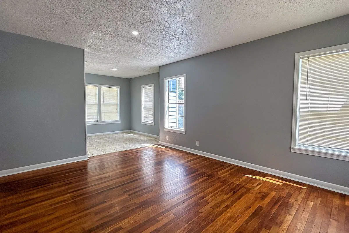 3 bed, 1.0 bath, 1057 sqft, $1,375 — Photo 3