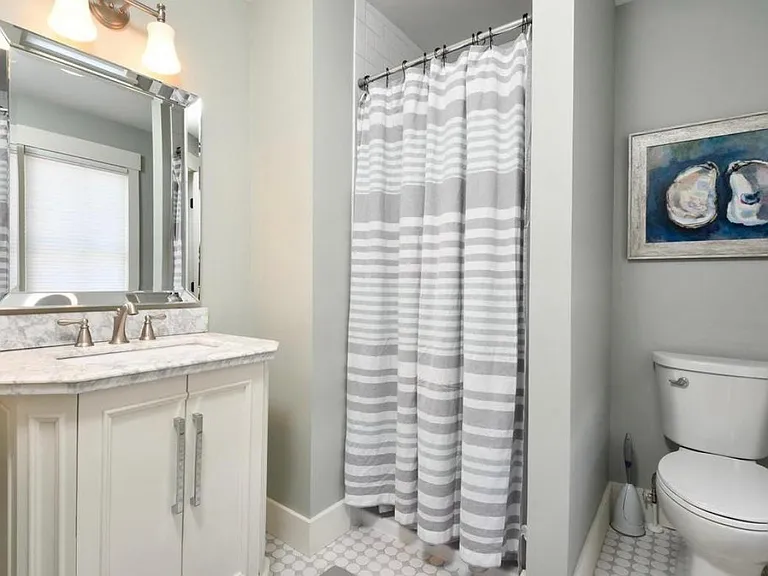 Upstairs guest en-suite bathroom