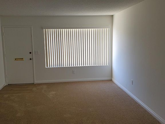 Living Room (New carpet & paint)