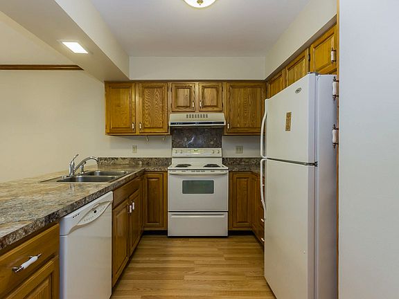 5th image of 588 Maple Creek Dr
