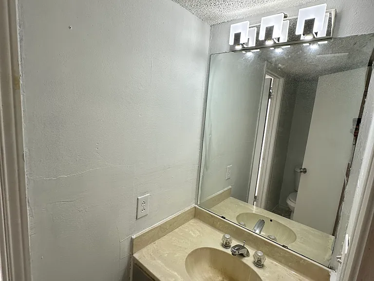 602 Bellaire Dr #B — Photo 4