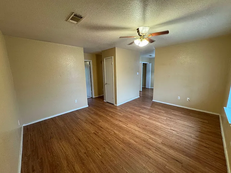 1603 Cedarhill Dr — Photo 5