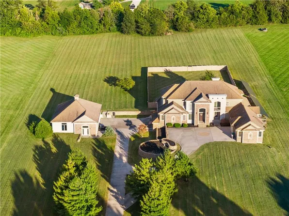 9701 Windsor Dr, Lees Summit, MO 64086