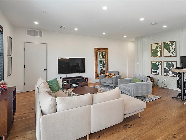 211 Condor St #8 — Photo 9
