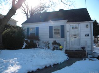 51 Clyde St, New Hyde Park, NY 11040
