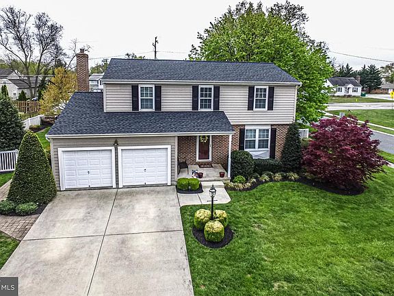 2nd image of 1301 Sweetbriar Ln