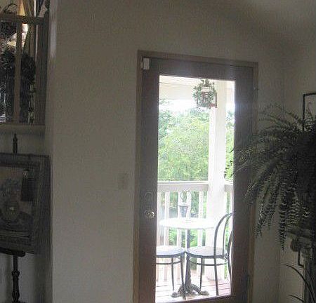 door to deck from living roon