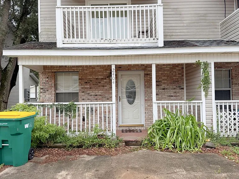 2404 Suwanee Ln — Photo 1