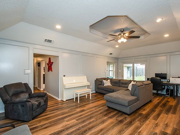 5th image of 10050 Stoneleigh Dr