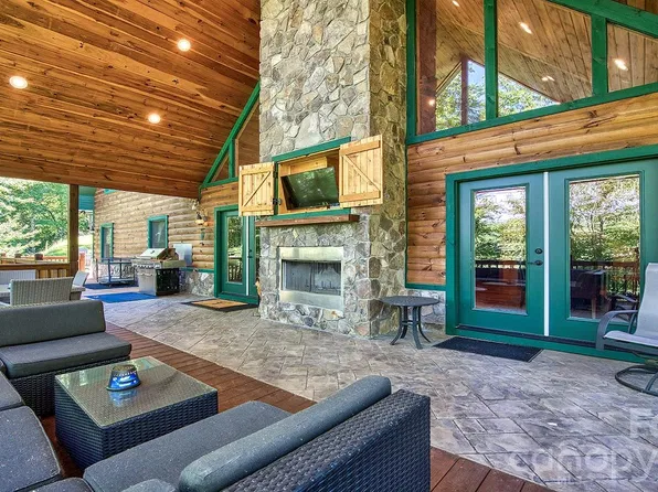 1450 Mountain Laurel Rd, Whittier, NC 28789