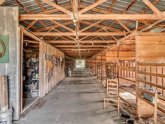 3rd image of 253 W Petros Rd