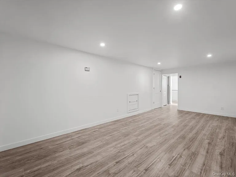 14 Lois Ln — Photo 6