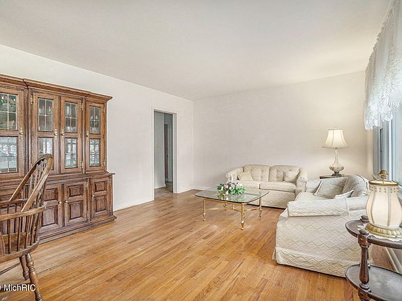 4th image of 1315 Roseland Ave