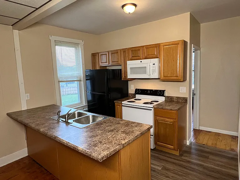 206 E Market St — Photo 4