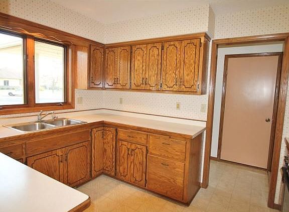 3rd image of 336 Villa Dr N