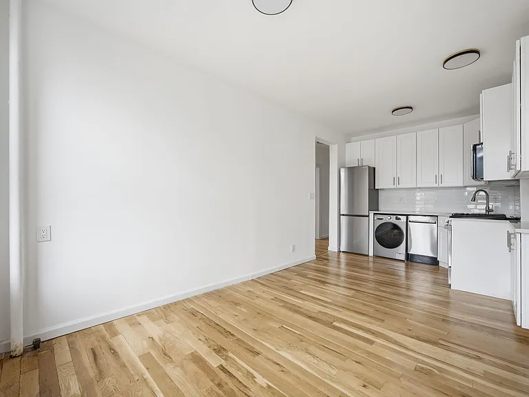 44 Perry St #4R — Photo 4