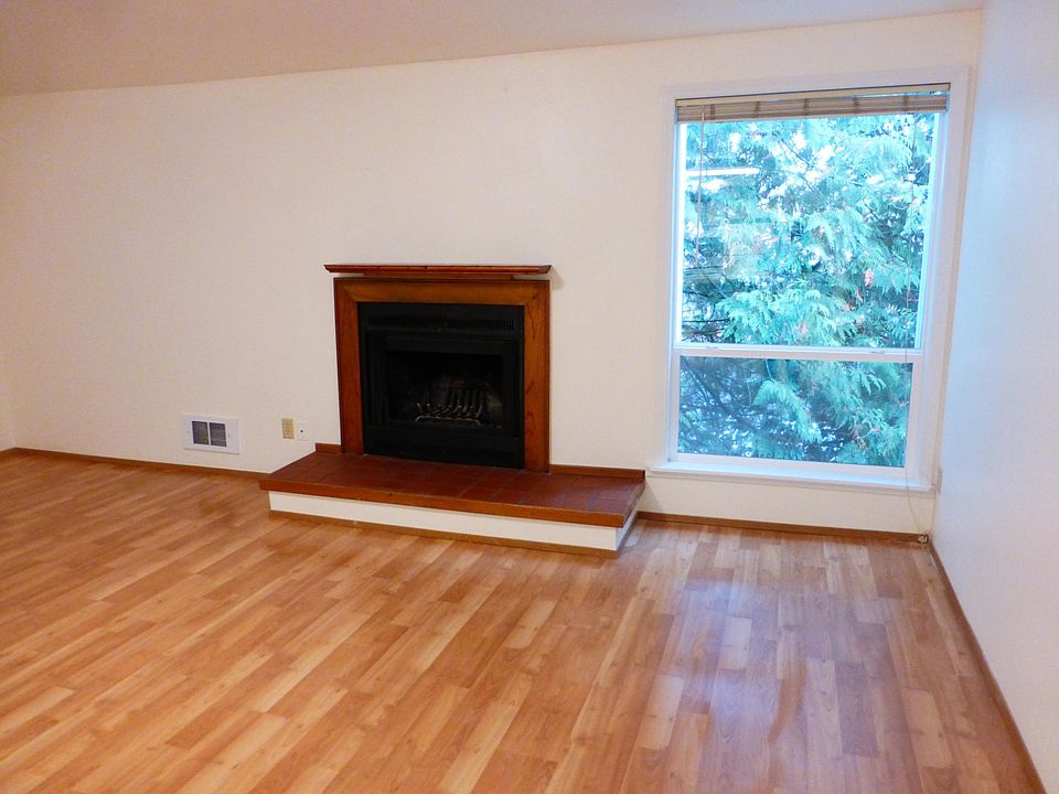 More windows for the open outdoor and green view beside the fireplace.
