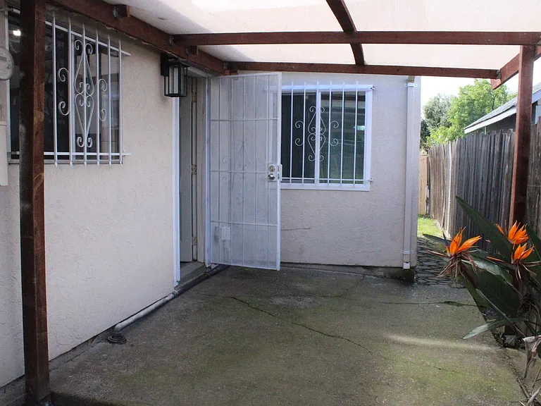 135 Poinsettia Ave — Photo 29