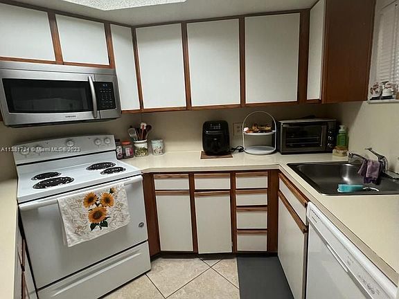 3rd image of 8215 Lake Dr #401
