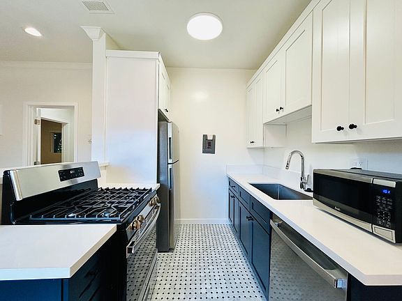 5th image of 1733 Granville Ave APT 11