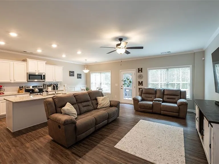 819 Ash St — Photo 3