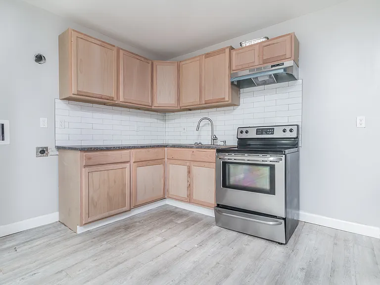 343 Rogers St — Photo 3