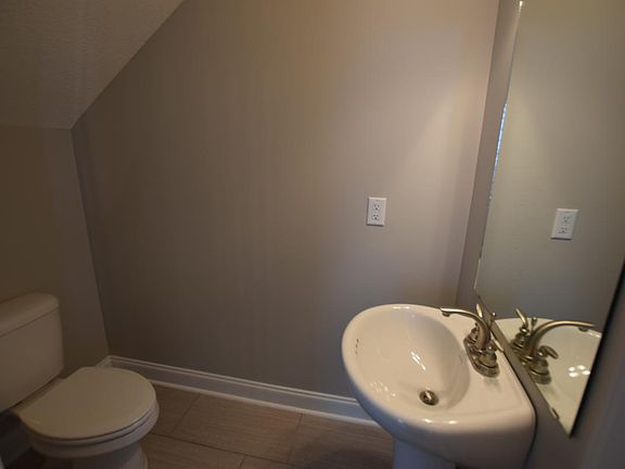 5th image of 215 W Clarence St