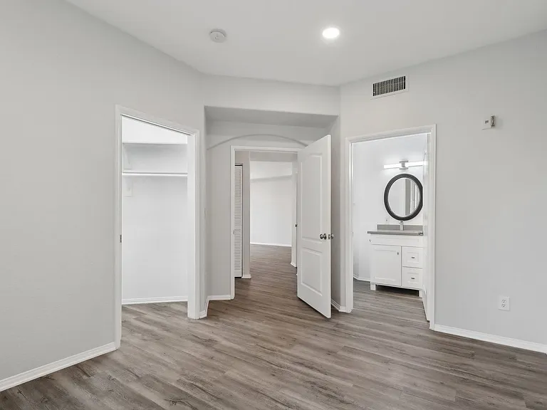 114 North Doheny Drive — Photo 32