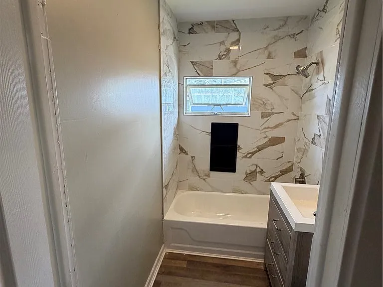 470 W 1st St — Photo 6