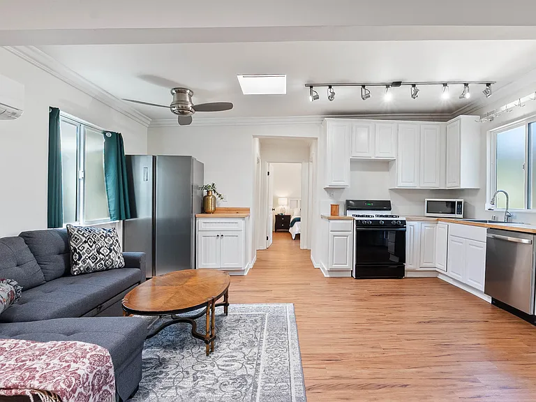 8818 Rosewood Ave — Photo 16