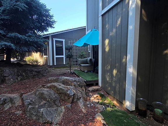 5th image of 3240 Heights Dr