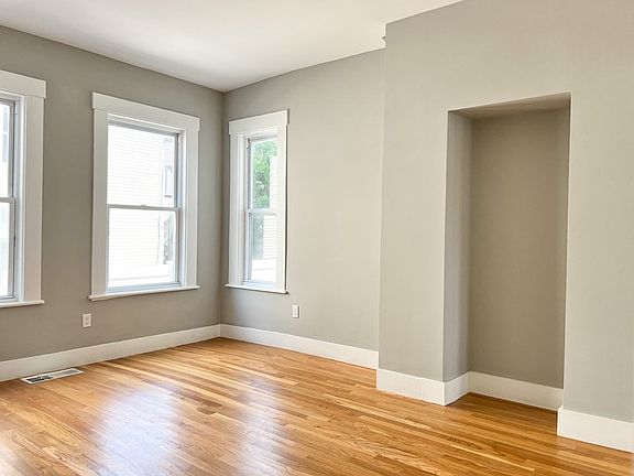 5th image of 642 Moody St #1