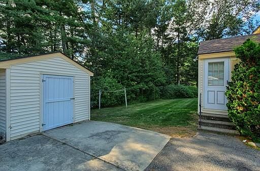 3rd image of 28 Newport Dr
