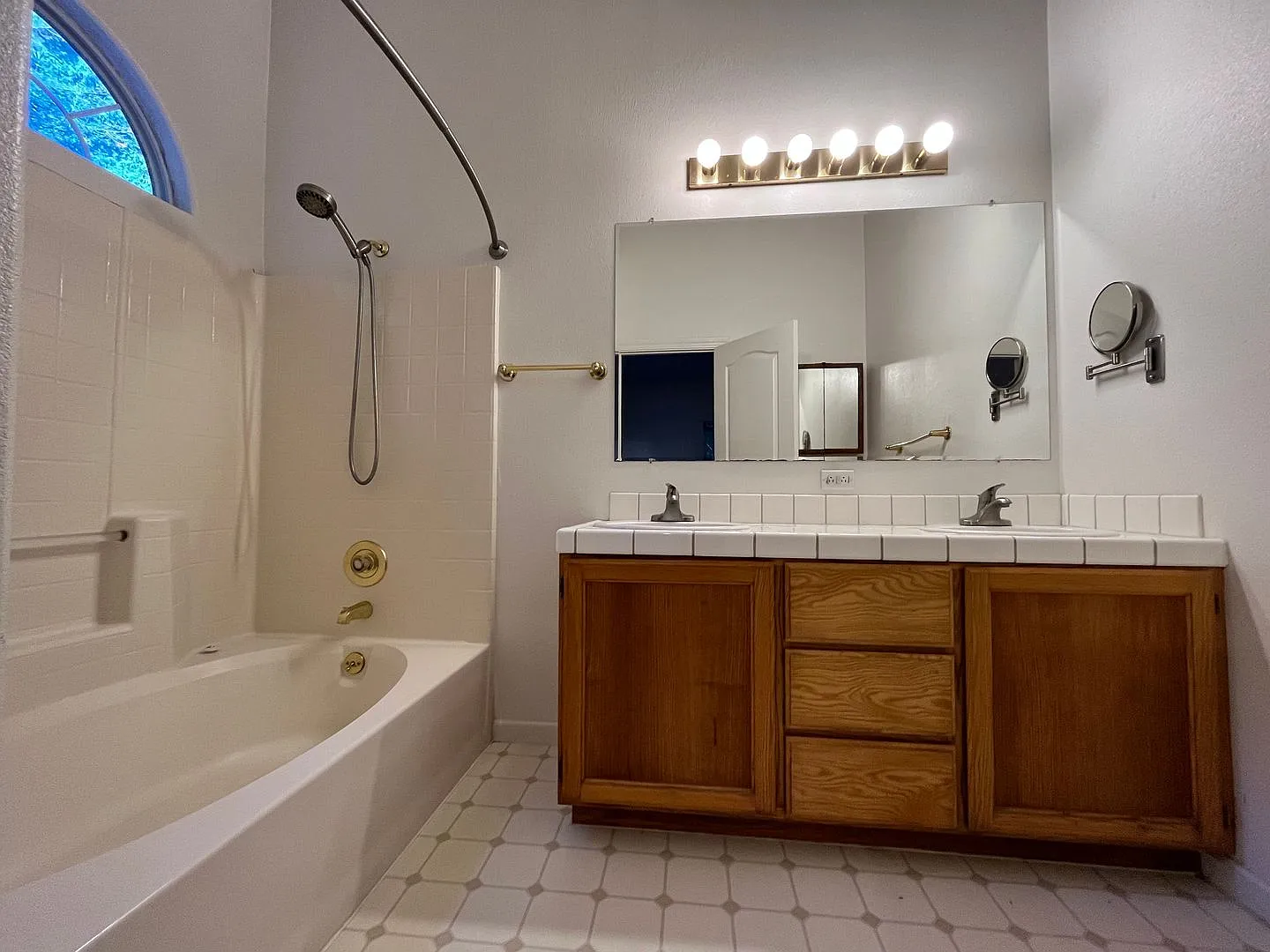 Spacious 3 Bedroom, 2.5 Bathroom w/ Bonus Room and 2 Car Garage — Photo 4