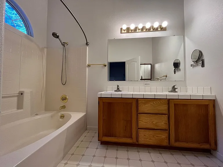 1146 Vista Dr — Photo 4